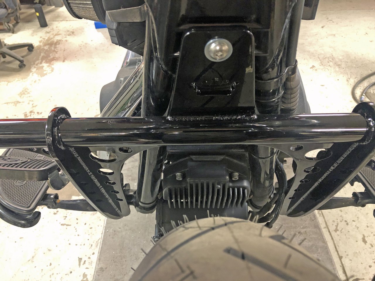 BUNG KING Highway Peg Crash Bar - Dyna with Forward Controls